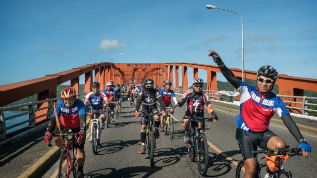 BREAK FREE. Cyclists arrive at the iconic San Juanico Bridge to protest against the use of fossil fuel. Photo by Greenpeace 