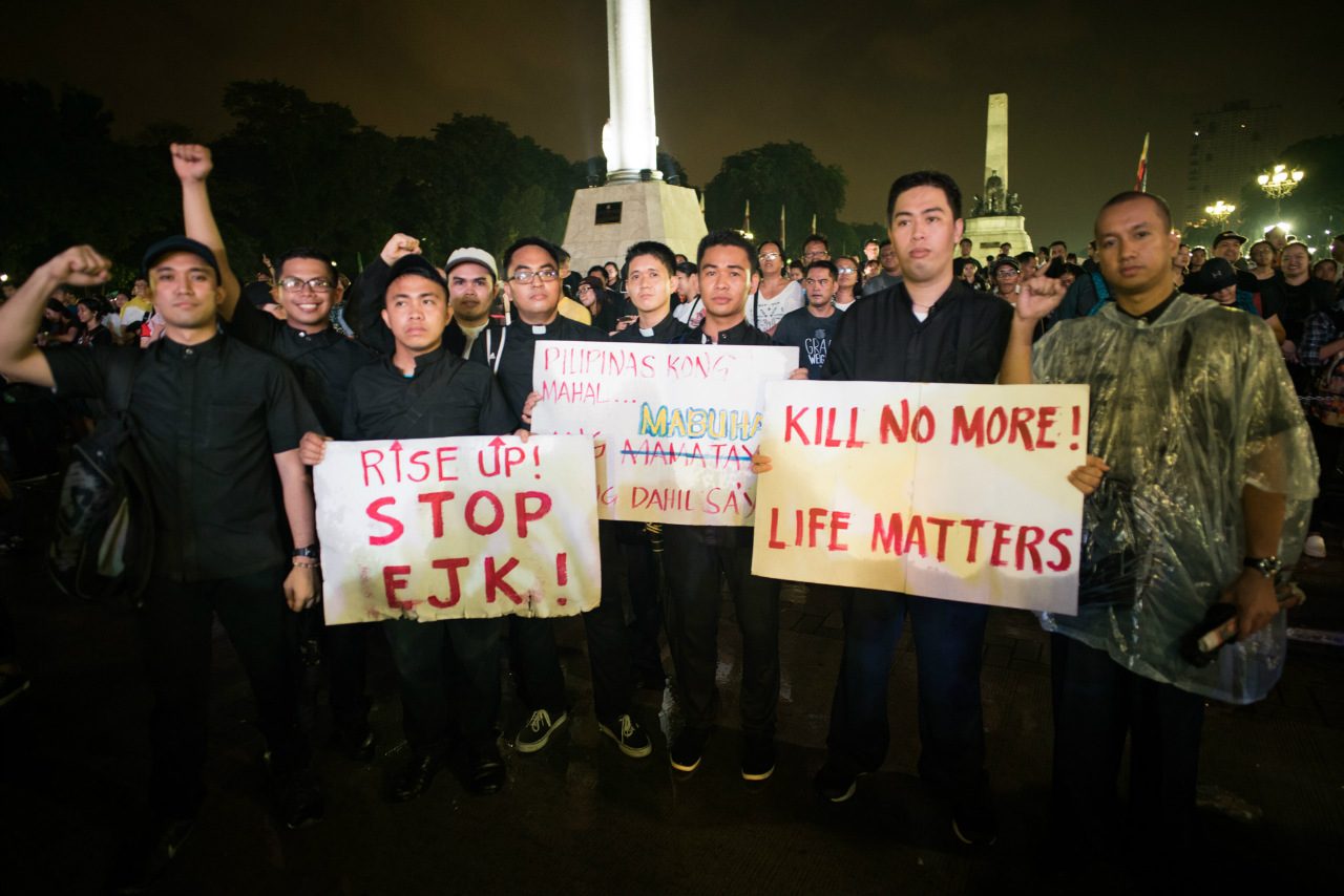STOP THE KILLINGS. Marian Missionaries of the Holy Cross braved the rain in Luneta to protest against extrajudicial killings. Photo by Martin San Diego/Rappler 