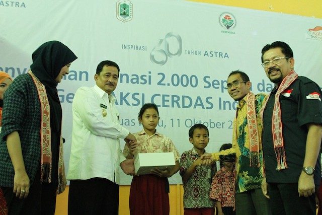 ‘GenerAKSICERDASIndonesia’ donasikan 2.000 sepatu dan 500 tas untuk anak Kapuas Hulu