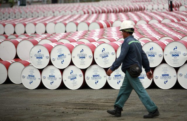 Jokowi minta perusahaan negara beli minyak mentah
