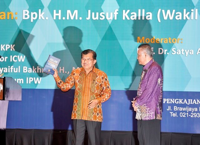 SWEEPING. Wakil Presiden Jusuf Kalla mengatakan razia terhadap pedagang makanan di siang hari selama bulan Ramadan tidak sesuai aturan yang berlaku. Foto oleh Yudhi Mahatma/ANTARA 