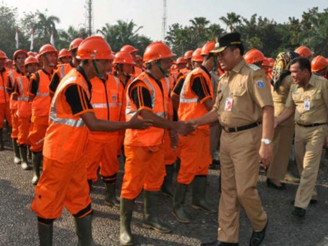 PASUKAN ORANYE. Pasukan oranye bertugas menangani kebersihan di area DKI Jakarta baik yang di sungai maupun di saluran air. Foto diambil dari situs Jakarta Smart City 