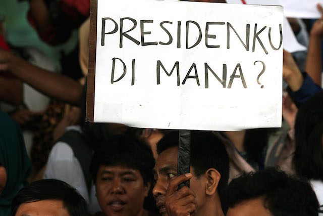 Seorang pendemo bertanya, 'Presidenku Di Mana?' meminta reaksi Presiden Joko 'Jokowi' Widodo terkait kisruh KPK vs Polri. Foto oleh Gatta Dewabrata