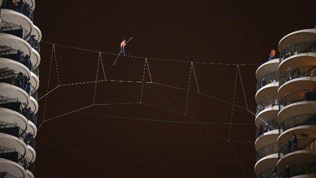 WATCH: US daredevil completes Chicago skyscraper tightrope walk