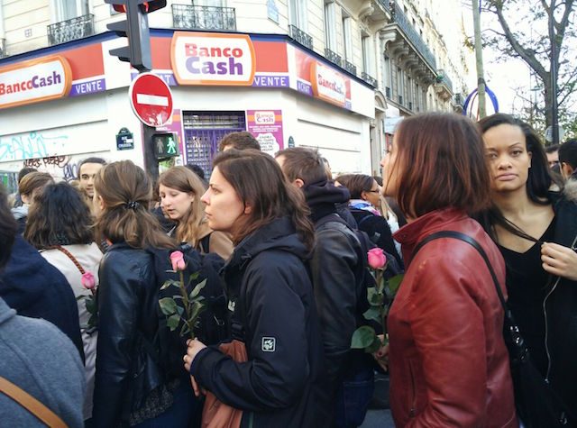 SETANGKAI BUNGA. Pengunjung di kawasan Bataclan, Paris, membawa setangkai bunga mawar berwarna merah muda sebagai bentuk belasungkawa pada korban insiden penembakan 13 November 2015. Foto oleh Rika Theo/Rappler 
