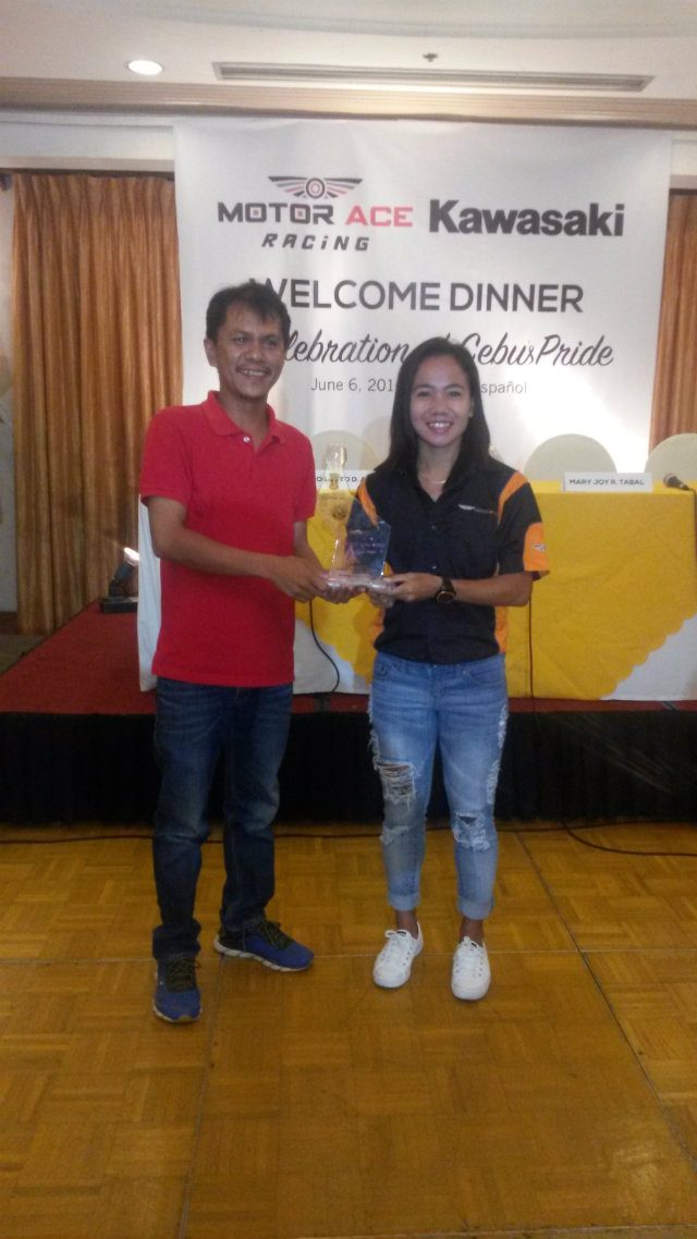 RECOGNITION. Mike Limpag, the new president of the Sportswriters Association of Cebu (SAC), presents Mary Joy Tabal with the Athlete of the Year award for the 2016 Cebu Sports Awards. Photo by Mars G. Alison/Rappler 