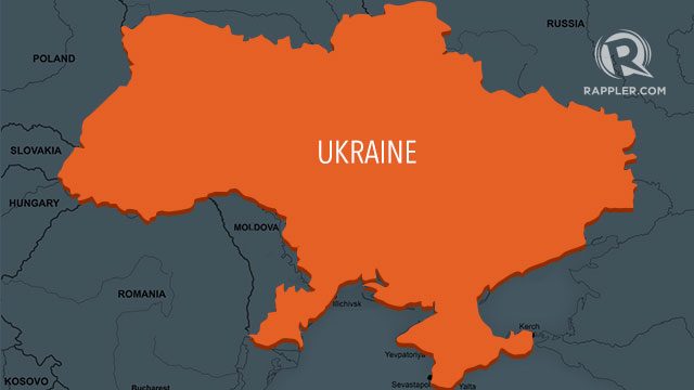 Civilians flee deadly fighting on edge of Ukraine rebel city