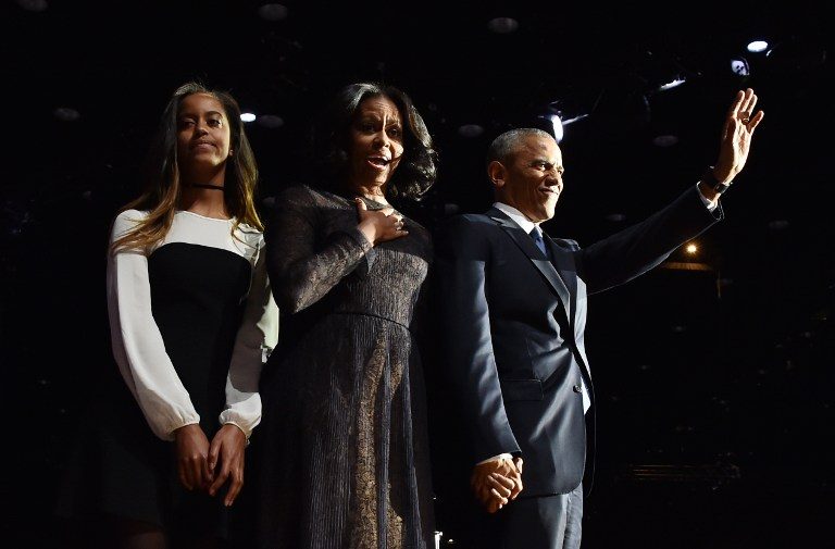 Malia bersama Michelle dan Barack Obama saat pidato perpisahan Barack Obama sebagai Presien AS. Foto oleh Nicholas Kamm/AFP. 