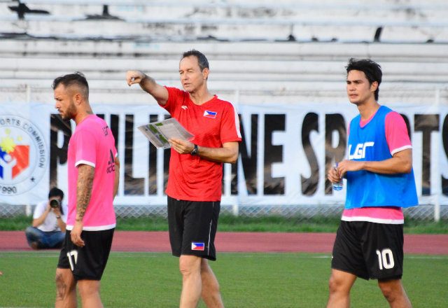 Thomas Dooley calls out instructions as Stephan Schrock (L) and Phil Younghusband (R) stand nearby. Photo by Bob Guerrero 