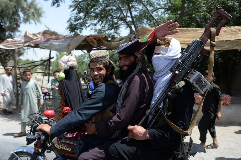 Taliban, Afghan troops hug, take selfies as ceasefire holds