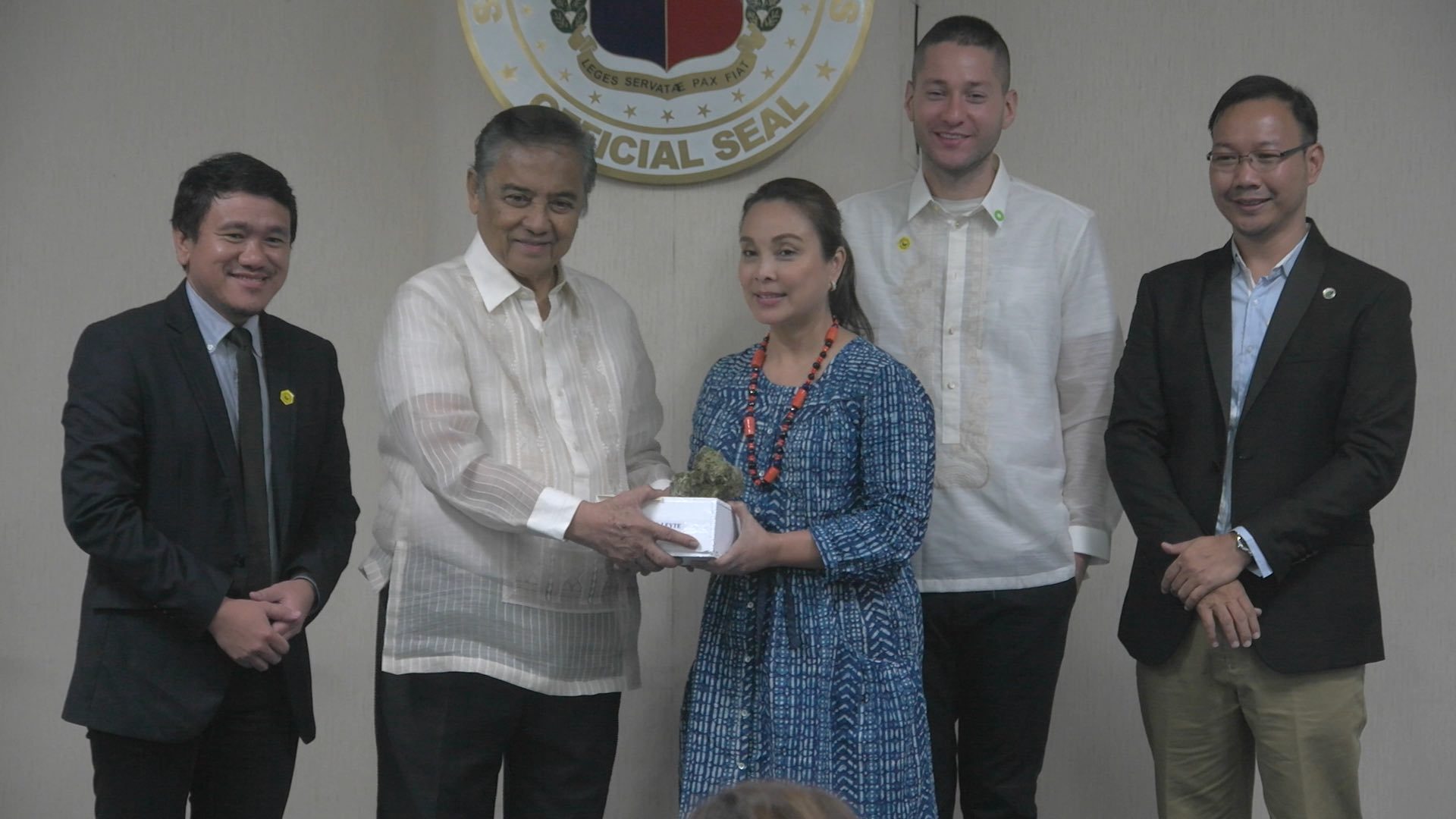 LUNTIANG KAPAWA. Senator Loren Legarda accepts the Luntiang Kapawa Award for shepherding the Senate's concurrence to the ratification of the historic Paris Agreement on Climate Change   