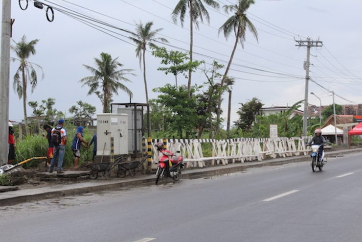 NARROW ROADS. Scene at San Jose, Tacloban City showing how narrow the road is within the cavalcade route. Photo by Jed Simon Tillada/Rappler Mover
