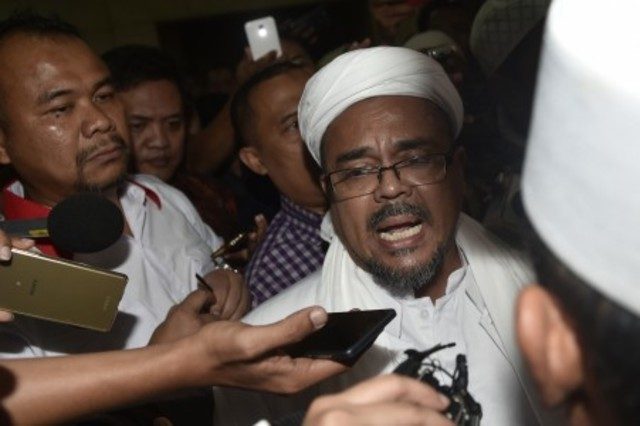 DIPERIKSA. Pemimpin Front Pembela Islam (FPI) Rizieq Shihab (kanan) memenuhi panggilan Bareskrim Polri di Jakarta, Kamis, 3 November. Foto oleh Puspa Perwitasari/ANTARA 