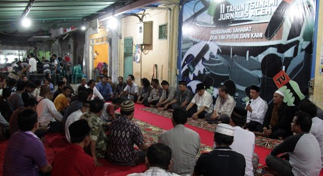 Sejumlah jurnalis dari berbagai media mendengarkan tausyiah saat menggelar zikir dan doa dalam rangka memperingati 11 tahun peristiwa gempa dan tsunami di Banda Aceh, Aceh, Jumat (25/12). Foto oleh Ampelsa/Antara 