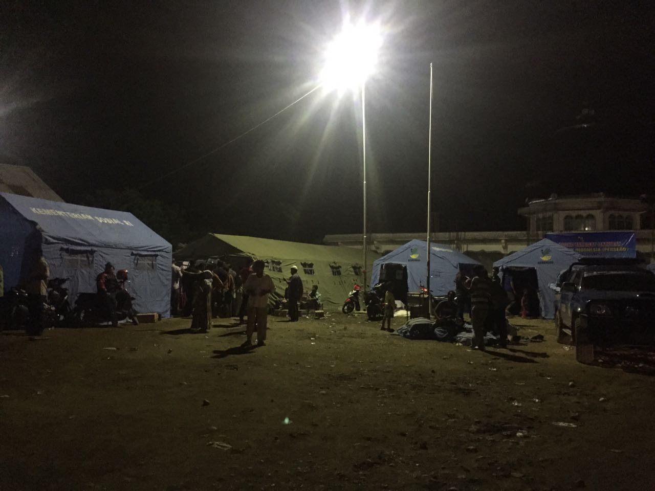 Sejumlah pengungsi korban gempa tinggal di tenda-tenda yang didirikan Kementerian Sosial di Kabupaten Pidie Jaya, Aceh, Kamis (8/12). Foto oleh Natashya Gutierrez/Rappler 