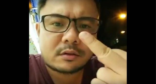 BLOGGER'S CONDUCT. Rey Joseph Nieto or Thinking Pinoy flashes the middle finger at members of the Malacañang Press Corps. Screenshot from Facebook Live video 