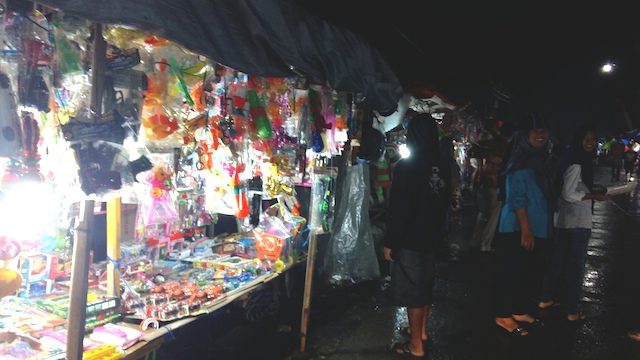 MERIAH.  Para pedagang dan pembeli mengikuti pertunjukan wayang kulit di Desa Delanggu.  Dzikra Fanada/Rappler 