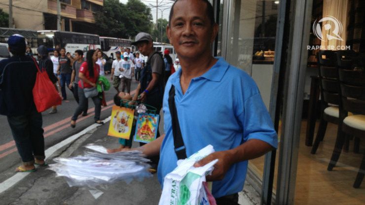 FOLLOWER. Jose dela Cruz is all set to follow Pope Francis as he roams around Manila. Photo by Raisa Serafica/Rappler