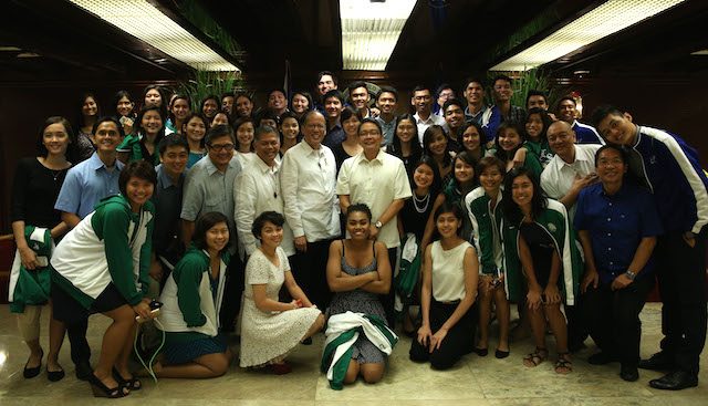 TEAM PHILIPPINES. President Benigno Aquino III in a souvenir shot with UAAP women's volleyball back-to-back champion Ateneo de Manila University Lady Eagles, 1st runner-up De La Salle University Lady Spikers, and the AdMU Blue Spikers in Malacañang on March 24, 2015. Photo by Benhur Arcayan/Malacañang Photo Bureau    