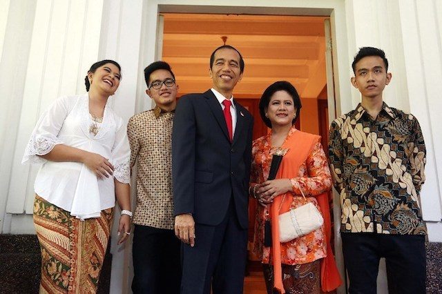 LOW KEY. Indonesia's President Joko Widodo (center) stands with First Lady Iriana (4th L), son Gibran Rakabuming (5th L), daughter Kahiyang Ayu (L) and Kaesang Pangarep (2nd L) for an unofficial portrait of Indonesia's First Family at the Jakarta governor's residence on October 20, 2014 shortly before the official inauguration at the parliament. File photo by Ramdani/AFP