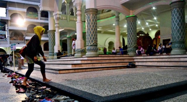 Kaum Muslimin bersiap menggelar perayaan Maulid Nabi Muhammad SAW di Masjid Jami' Kota Malang. Foto oleh Dyah Ayu Pitaloka 