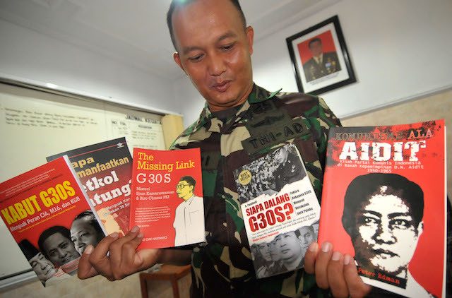 GELEDAH. Komandan Kodim 0712/Tegal Letkol Inf Hari Santoso menunjukkan lima judul buku Partai Komunis Indonesia (PKI) yang disita dari sebuah mal, pada 11 Mei 2016. Foto oleh Oky Lukmansyah/Antara  