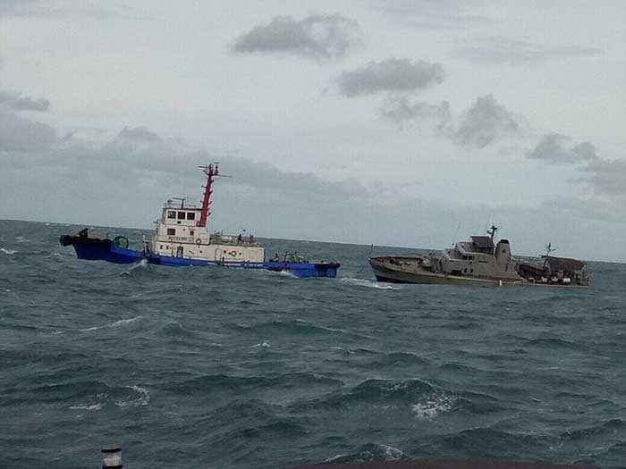 TENGGELAM. Kapal KRI Sibarau 847 ditarik kapal tunda saat tenggelam di perairan Selat Malaka. Foto diambil dari akun Twitter. 