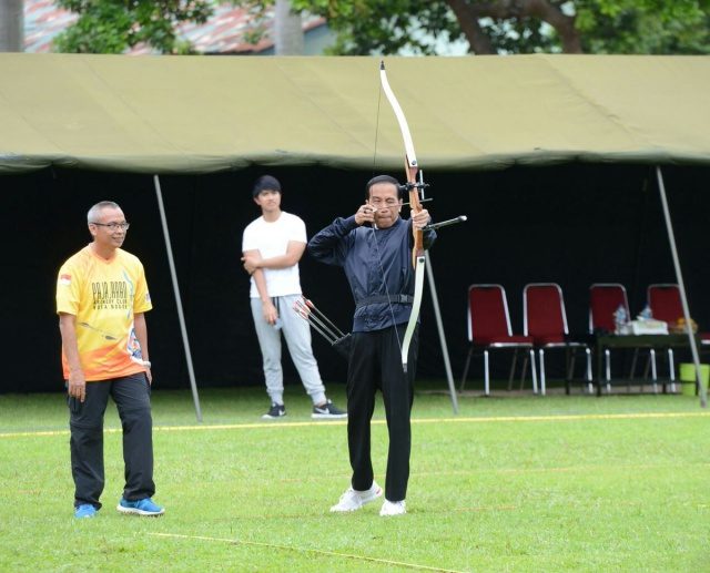 LATIHAN. Presiden Joko "Jokowi" Widodo terlihat tengah berlatih memanah di halaman Istana Bogor pada Sabtu, 14 Januari. Foto diambil dari akun Twitter @KSPgoid 