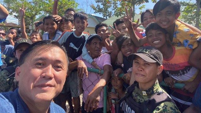Bong Go distributes aid to large crowd in Butuan City despite coronavirus threat