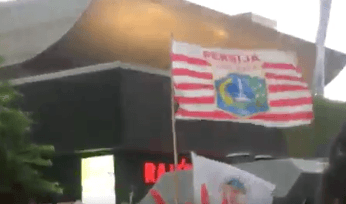Debat Cagub DKI: Pendukung Agus-Sylvi kibarkan bendera Persija