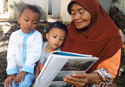 STORYTELLER. Basyariah tells her grandchildren the story of how they survived the tsunami. Photo by Nurdin Hasan/Rappler
