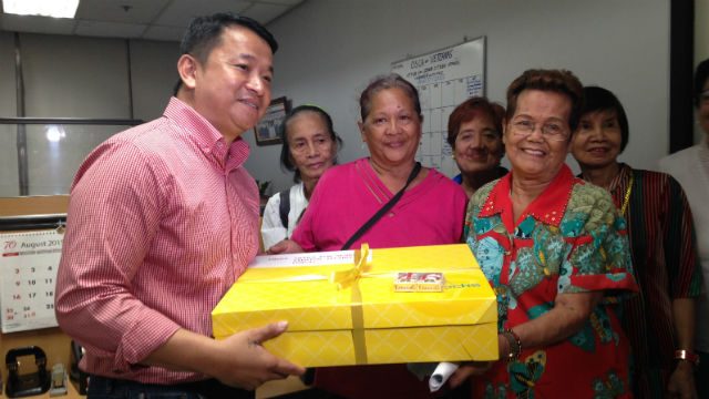 IN GRATITUDE. Senior citizens from some barangays in Makati give the acting mayor a cake for his birthday. Photo by Mara Cepeda/Rappler 