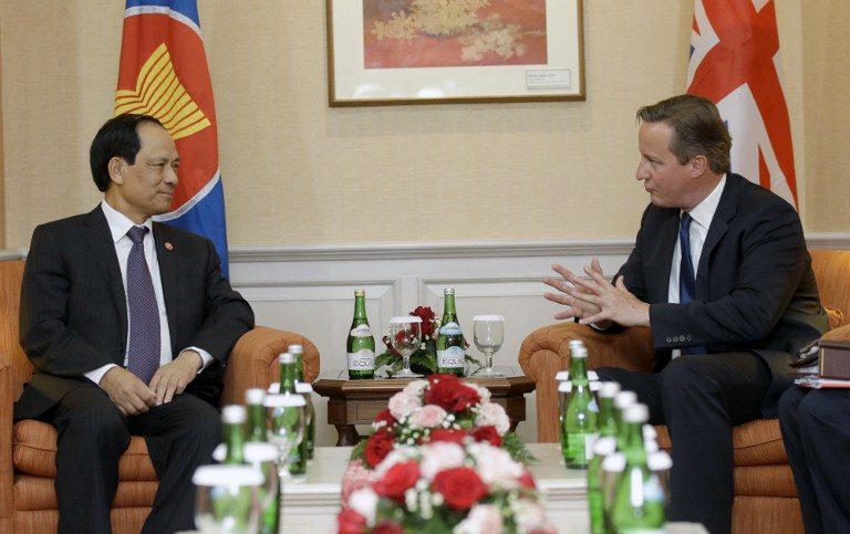 UK AND ASEAN. British Prime Minister David Cameron (R) talks with ASEAN Secretary General Le Luong Minh during their meeting at the ASEAN Secretariat in Jakarta on July 27, 2015. Ahmad Ibrahim/Pool/AFP 