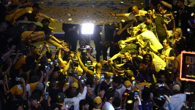 In his dramatic finale, Kobe Bryant again proves he’s more hero than villain