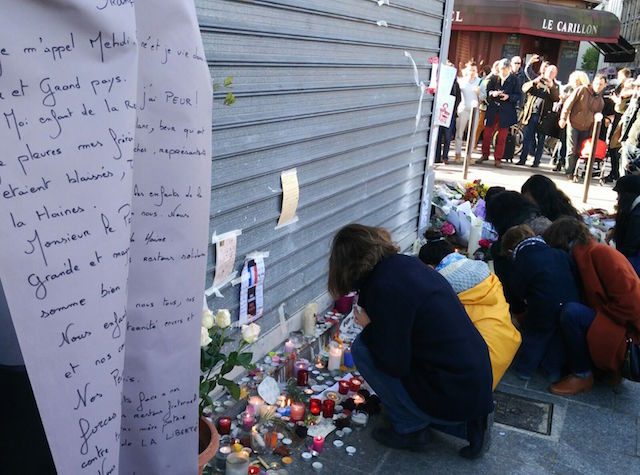 BERDUKA. Warga berdatangan di depan restoran Kamboja, salah satu lokasi penembakan di Paris. Mereka membawa lilin dan surat sebagai bentuk belasungkawa, Minggu, 15 November 2015. Foto oleh Rika Theo/Rappler   