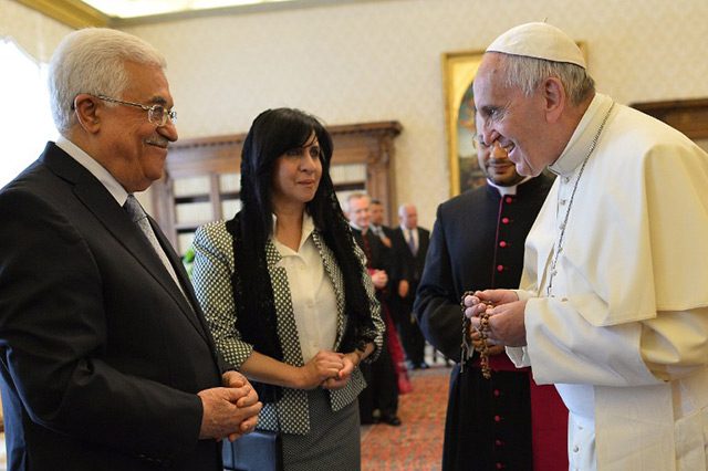 Pope Francis meets Abbas after treaty announcement