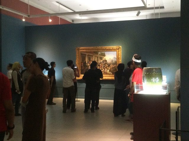 MENIKMATI LUKISAN. Pengunjung menikmati lukisan 'Penangkapan Pangeran Diponegoro' karya Raden Saleh. Foto oleh Ursula Florene. 