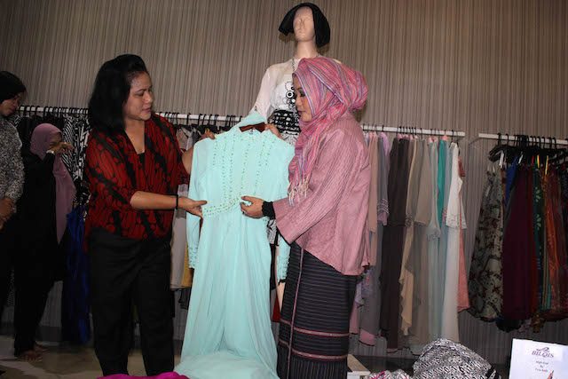 Iriana memperlihatkan baju pengajian yang akan dipakai oleh calon menantunya, Selvi Ananda, pada 14 April 2015. Foto oleh Ahmad Arfi/Rappler 
