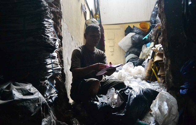 MEMILAH SAMPAH. Bripka Seladi terlihat tengah memilah sampah yang terkumpul di gudang pada Jumat, 20 Mei. Foto oleh Dyah Ayu Pitaloka/Rappler 