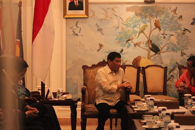 TIBA DI JAKARTA. Presiden Filipina, Rodrigo Duterte tengah berbicara dengan Menteri Hukum dan HAM, Yasonna Laoly usai tiba dari Vientianne, Laos di Jakarta. Foto oleh Diego Batara/Rappler 