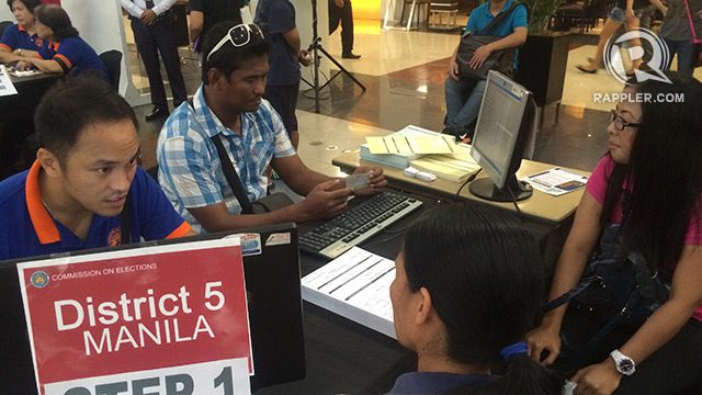 SIGNING UP IN MALLS. Voters register for the 2016 national elections at the Robinsons Place mall in Ermita, Manila on Saturday, September 6. Photo by Michael Bueza/Rappler