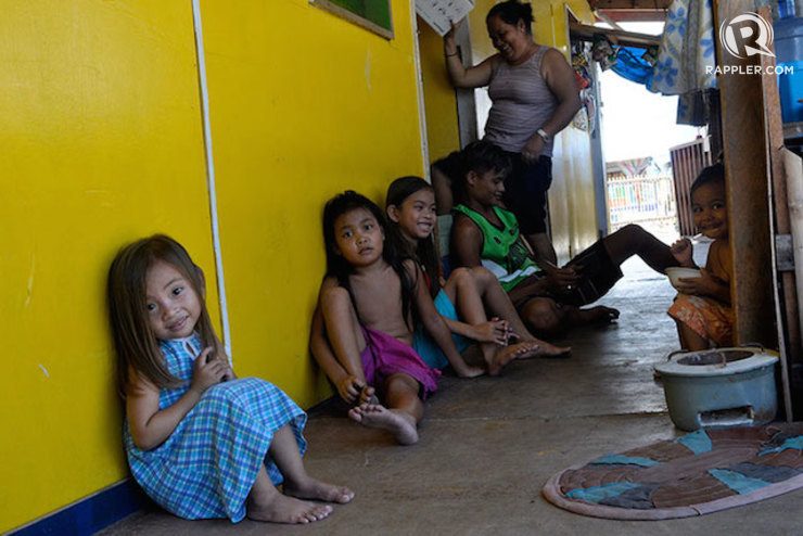 BUNKHOUSE LIVING. Families make do with cramped houses for now. Photo by LeAnne Jazul/Rappler