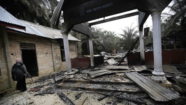Sebuah gereja di Aceh Singkil dibongkar pada 13 Oktober 2015. Foto oleh EPA