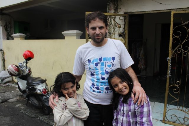 HIDUP BARU. Ahmed Jaber bersama dua orang puterinya, Rawan dan Razan berharap bisa ditempatkan di negara ketiga untuk memulai hidup baru. Foto oleh Diego Batara/Rappler 