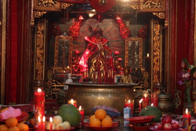 PERSEMBAHAN. Warga keturunan Tionghoa membawa makanan dan buah sebagai sesaji yang dipersembahkan kepada dewa dan leluhur di Kuil Petak 9. Foto oleh Diego Batara/Rappler 