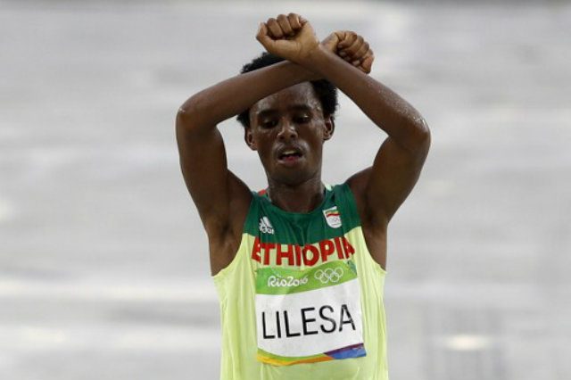 Olympic marathoner doesn’t return to Ethiopia after protesting repression