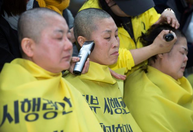 Parents of S. Korea ferry victims shave heads in protest