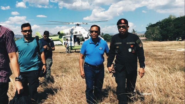 CLOSE CONNECTIONS. Binay during his arrival in Alabel town, Sarangani on April 19. Photo by Mara Cepeda/Rappler 