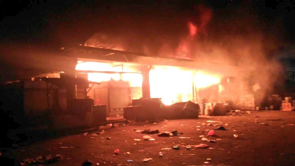 Pasar Kramat Jati terbakar pada Senin dinihari (12/6). Foto diambil dari @TMCPoldaMetro /Twitter 
