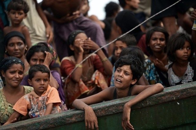ROHINGYA. Etnis Rohingya yang bermukim di Rakhine State terpaksa harus mengungsi karena kerap menjadi korban tindak kekerasan junta militer Myanmar. Foto oleh Christophe Archambault/AFP 